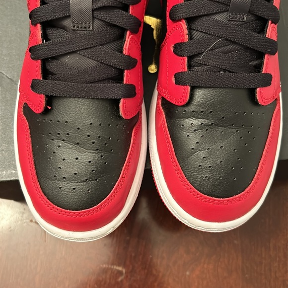 Air Jordan 1 Low (GS) - Picture 7 of 8